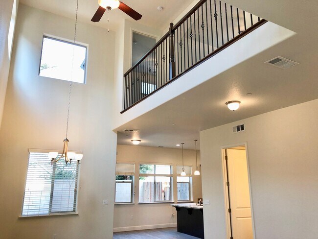 Building Photo - $2,250 Bullard & West, 2 Bedroom + Office ...