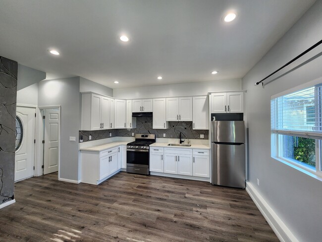 Building Photo - 13933 Cantlay St