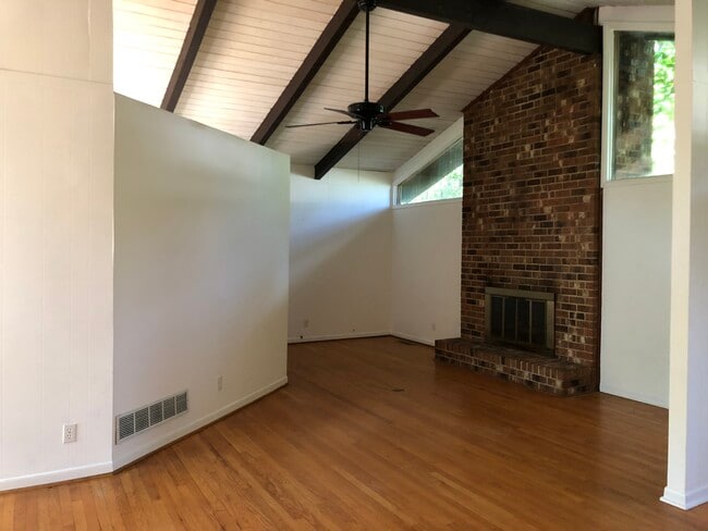 Building Photo - 206 Oleander Rd