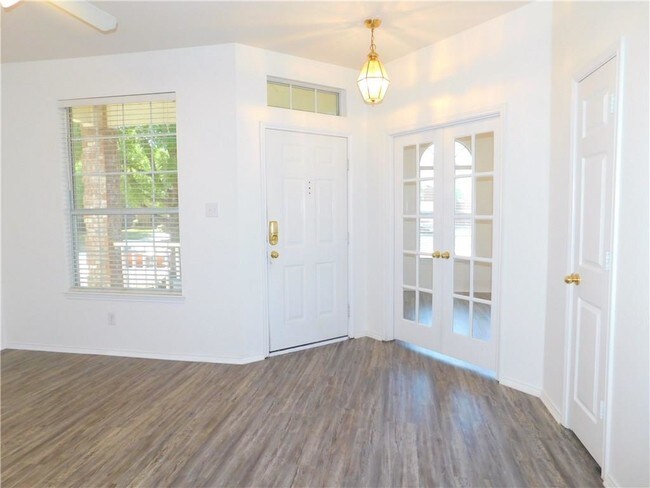 Foto del edificio - 7905 Seven Oaks Ln