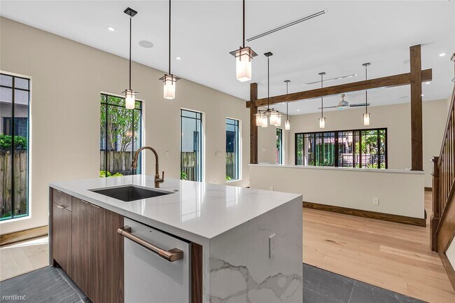 Building Photo - 3 br, 3.5 bath Townhome - 1113 NE 3rd Ave
