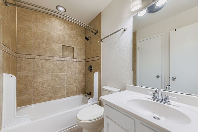 Foto del edificio - Cozy 4B/2B Unit With Views In East Boulder...