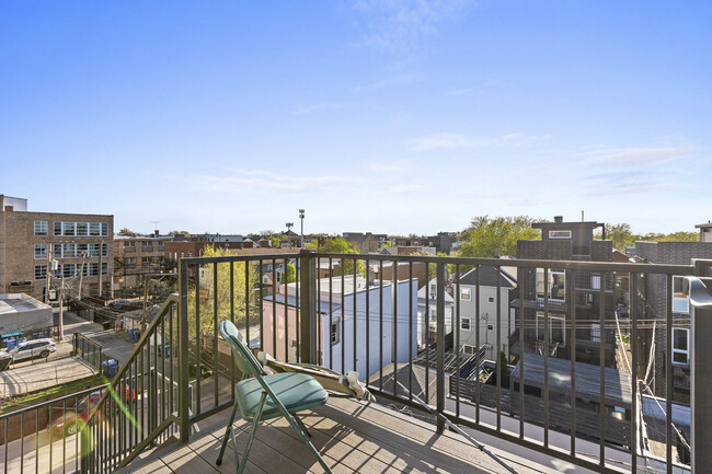 Foto del edificio - 1636 N Western Ave