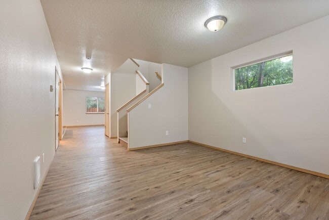 Building Photo - Beautiful 4bed/2.5bath - 1/2 OFF First months rent!