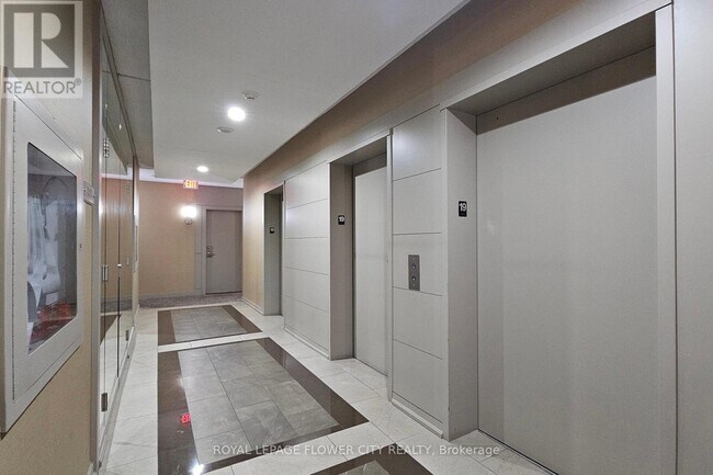 Photo du bâtiment - 330-1330 Burnhamthorpe Rd W