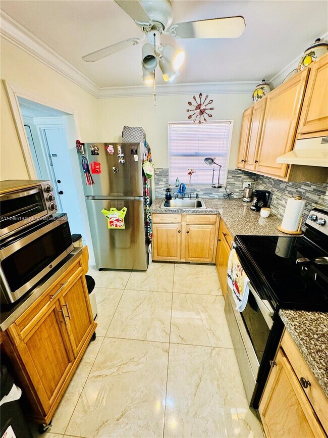 Foto del edificio - 3050 Sunrise Lakes Dr E