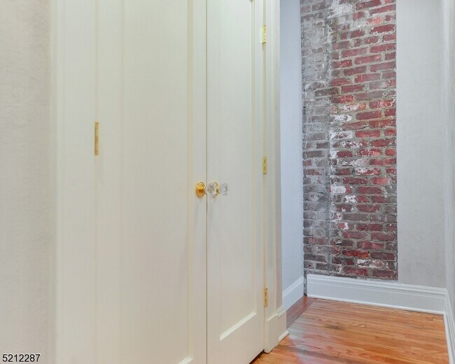 Foto del edificio - 1 Laurel Pl