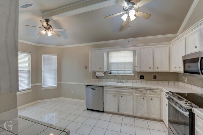 Building Photo - 5806 Hollyhock Ln
