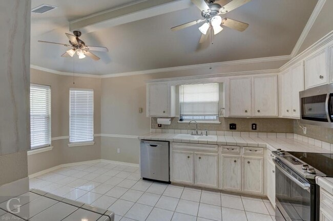 Foto del edificio - 5806 Hollyhock Ln