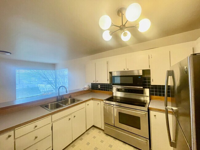 Building Photo - 3245 31st Ave W