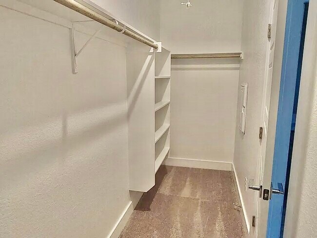 Armario principal (hemos añadido más barras para colgar ropa desde que se tomó esta foto). - 521 Peace Dr