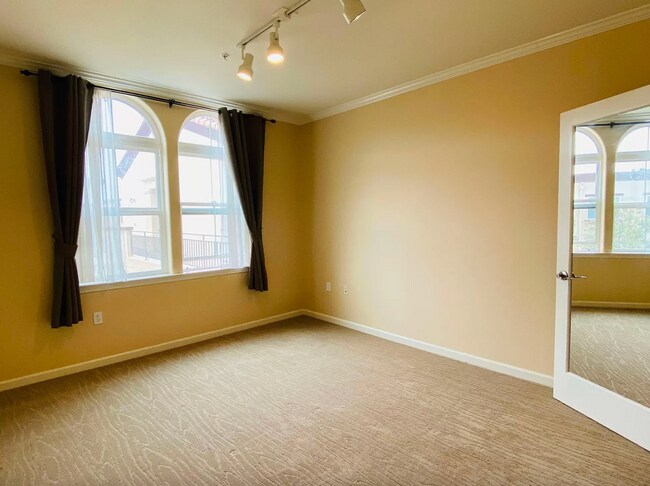 Building Photo - Beautiful and Bright 2 Bedroom 2 Bath Luxu...