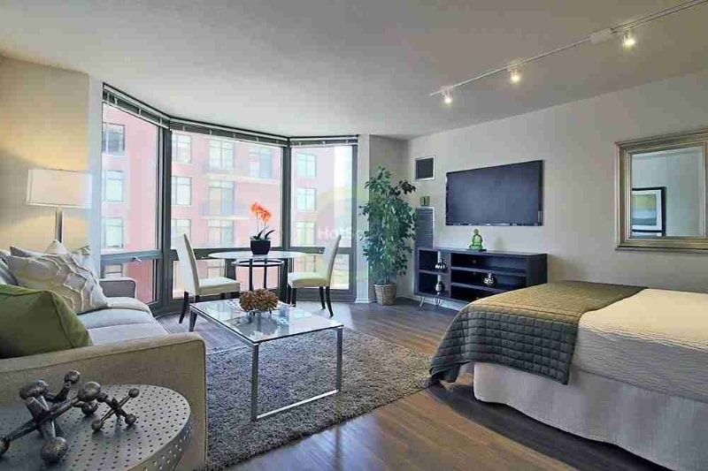 Photo - 45 W Elm St (Chicago, IL)