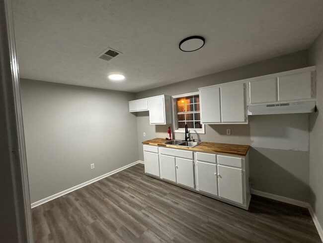 Building Photo - 1270 Fairground Rd