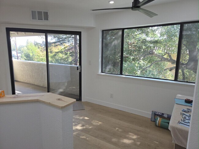 Foto del edificio - Top floor update 2 bed 2 bath condo in gre...