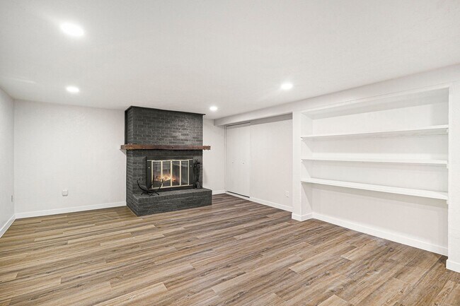 Foto del edificio - Updated 2-Bedroom Lower Unit with Private Entrance & Fenced Patio