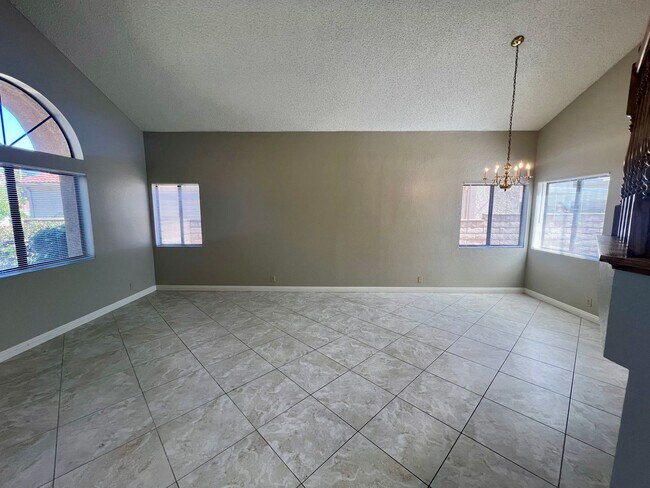 Building Photo - Spacious 4 Bedroom 3 Bath in Redlands