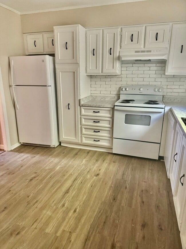 Building Photo - Spacious 3 Level Stafford Townhouse