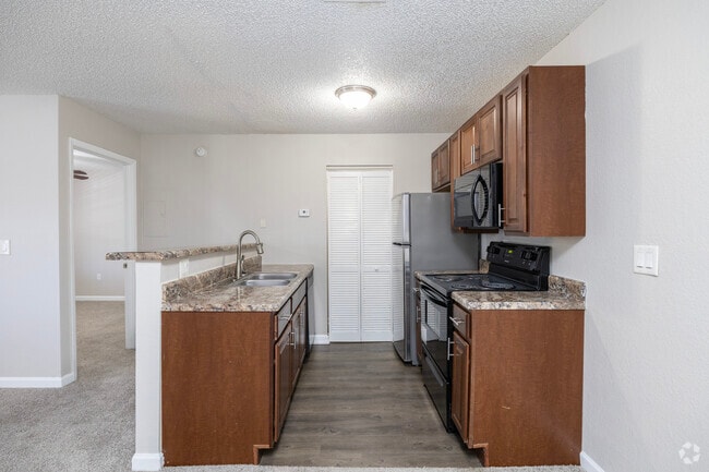 Pino de hoja larga - Cocina - 1000 pies cuadrados - Pine Tree Apartments