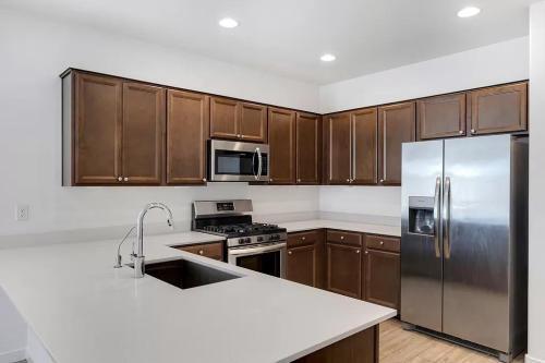 Foto del edificio - Pleasant 5-Bedroom Home with Fireplace in ...