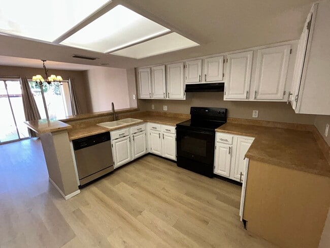 Building Photo - 521 E Kristal Way