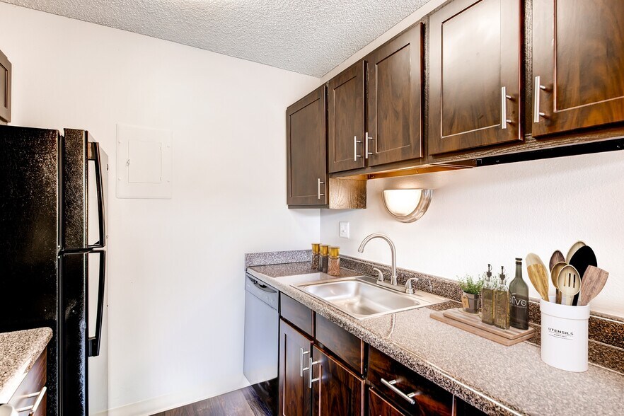 3300 Tamarac Apartments