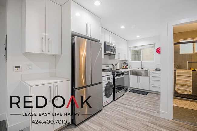 Building Photo - 1346 N Fuller Ave