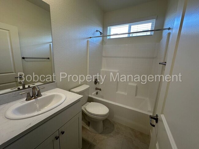 Building Photo - 925 Nelle Dr