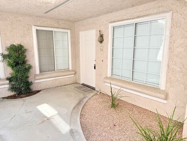 Foto del edificio - Freshly Updated 2-Bedroom Condo In The Mes...