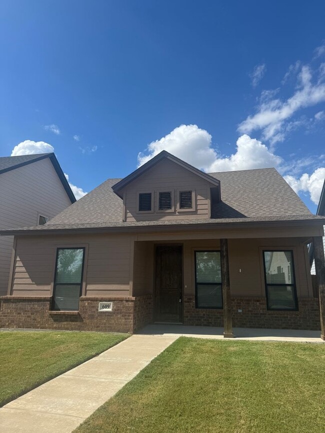 Building Photo - 609 The Cottages