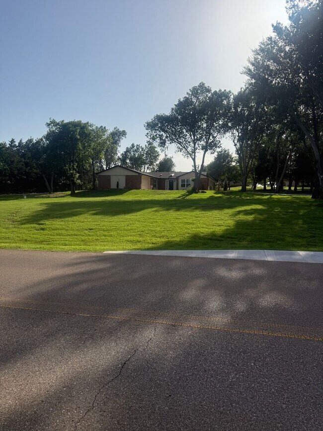 Building Photo - Beautiful Home on 1.25 Acres in Edmond for Lease