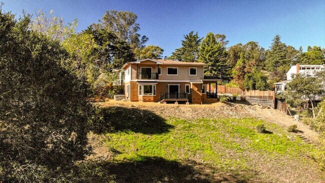 Building Photo - Westside Beauty with Privacy