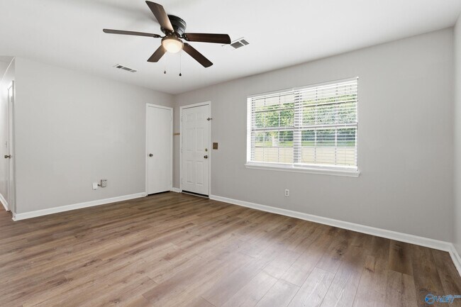 Foto del edificio - 102 Greenwood Cir