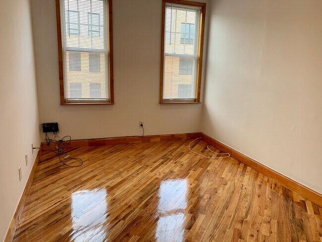 Building Photo - 523 Monroe St