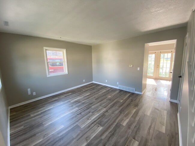 Building Photo - Rent $925; 2 Bed Duplex