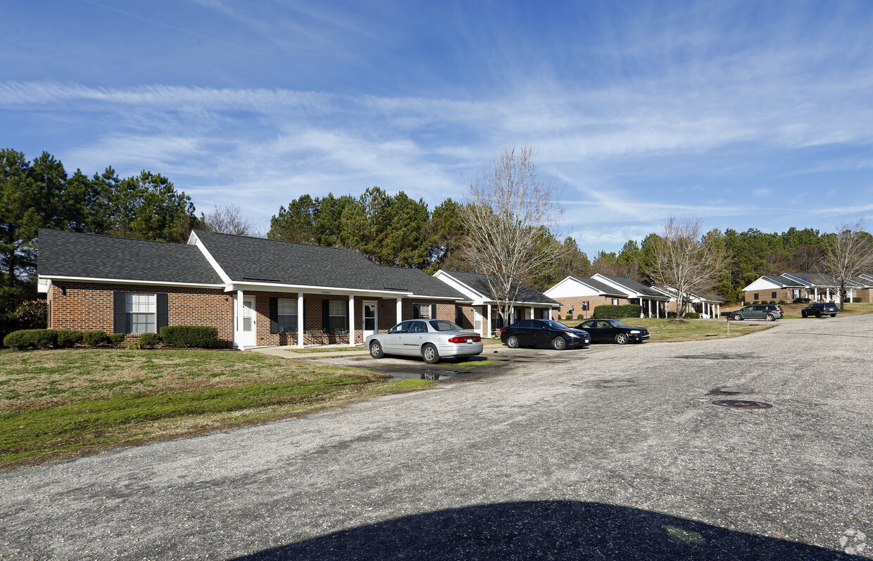 Primary Photo - Country Club Apartments