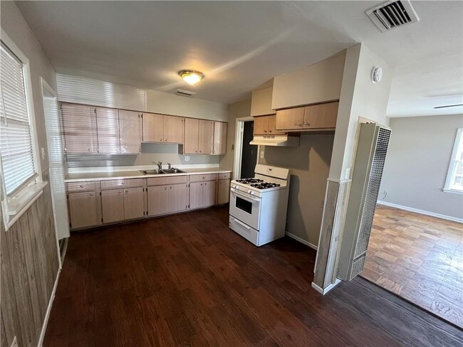 Building Photo - 17 Edinborough Ave