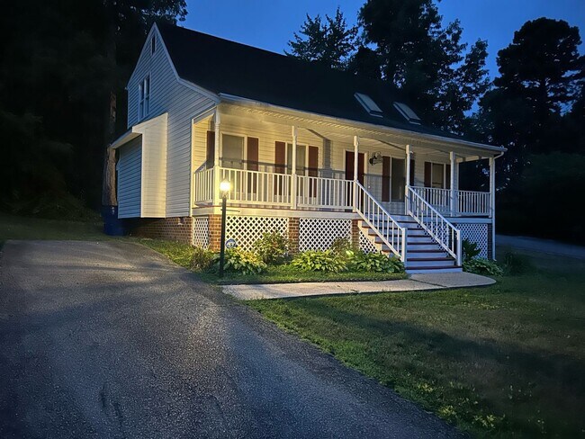 Building Photo - Beautiful, Spacious 4 Bedroom Home in Midl...