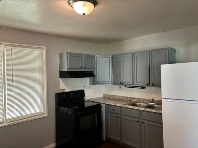 Building Photo - Lovely 3-bedroom Home Available for Rent