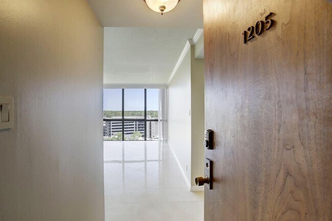 Building Photo - 5001 Woodway Dr