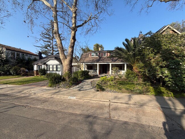 Foto del edificio - East Sacramento Home | 3 bedroom / 2 bathroom |1 bedroom 1 bath ADU | Available Now!