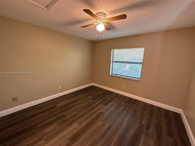 Building Photo - 605 Ixoria Ave
