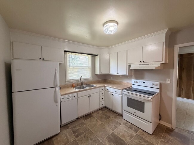 Building Photo - Available Immediately! 3 Bedroom 1 Bath + Bonus & Screened in Porch