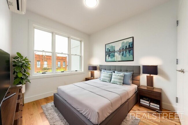 Building Photo - Penthouse 2BR/2BA with Private Roof Deck, ...