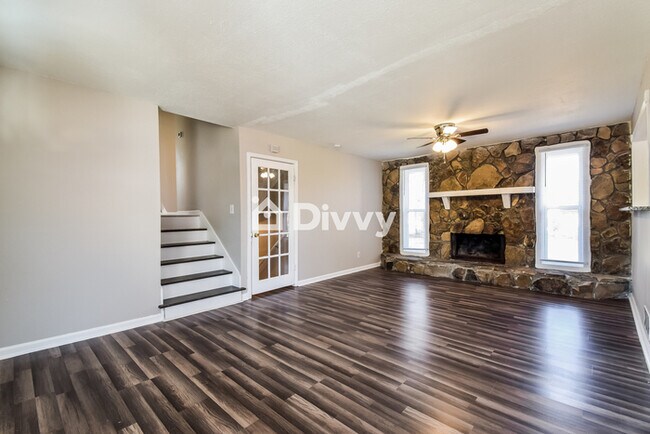 Foto del edificio - 455 Emmett St, Riverdale, GA 30274