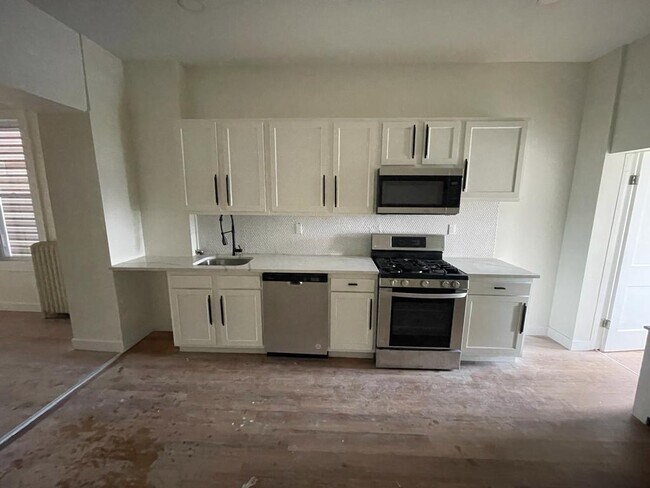 Eat-in Kitchen - 1442 W 36th St