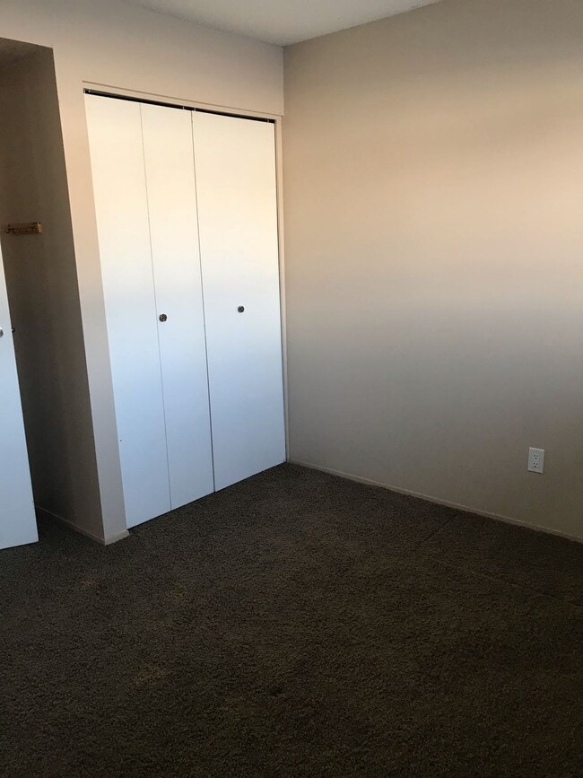 Building Photo - 3 Bed 1 Bath Unit in Red Deer, AB