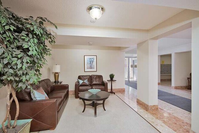 Photo du bâtiment - SPACIOUS TWO BEDROOM TWO BATHROOM APARTMENT CLOSE TO MASONVILLE