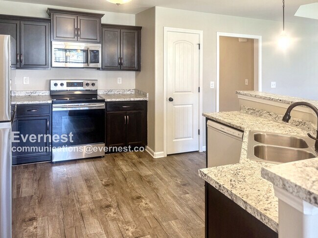 Foto del edificio - 121 Beaver Brook Pl