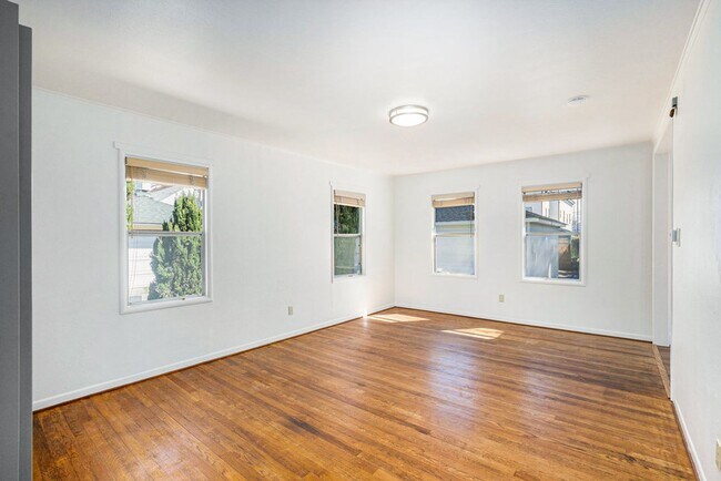 Foto del edificio - 1542 Bay St. - 2 bedroom | 1 bath | Large backyard